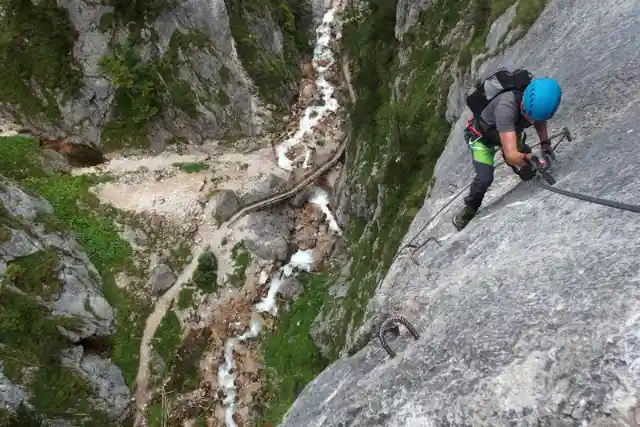10 Most Dangerous Hiking Trails For Daring Souls