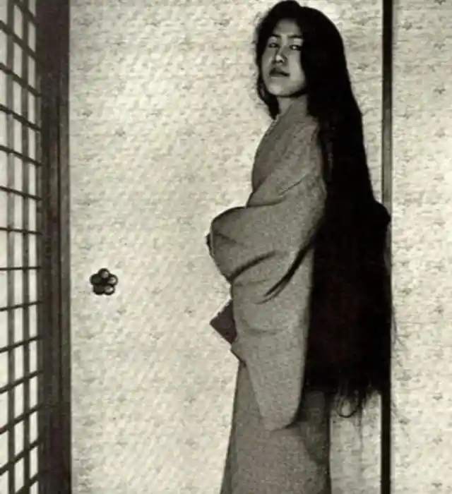 A Geisha flaunting her hair, without makeup in 1905