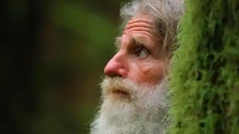 Ex-Marine Gave Up Modern Life And Disappeared Into The Forest To Live ‘Off The Grid’