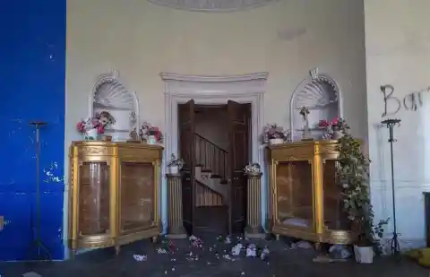 Photographer Reveals Photos From Inside an Abandoned Mansion In NYC
