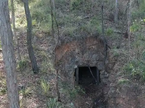El hombre encuentra una mina de oro en la propiedad, entra y se da cuenta de que ha cometido un gran error