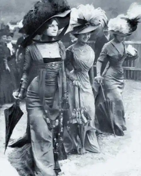 Parisian women in Paris, 1908